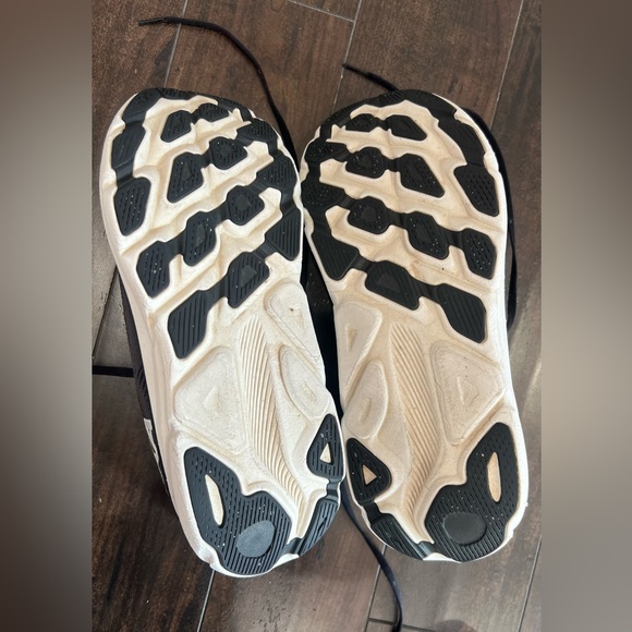 Hoka Men's Clifton 9 Wide Athletic Shoes - Picture 9 of 13